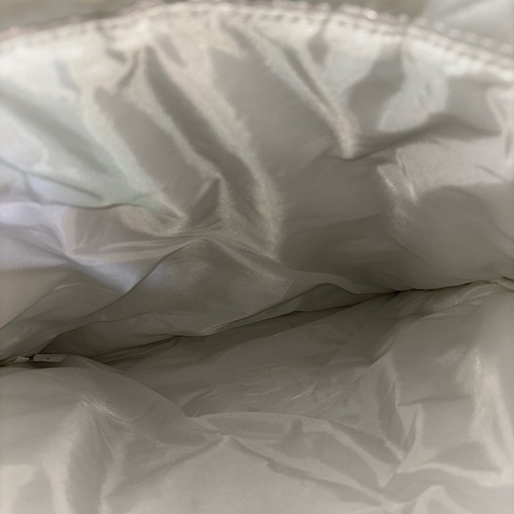 BATH & BODY WORKS Limited Edition White Iridescent Puffer Tote Bag 2023 - Picture 6 of 6